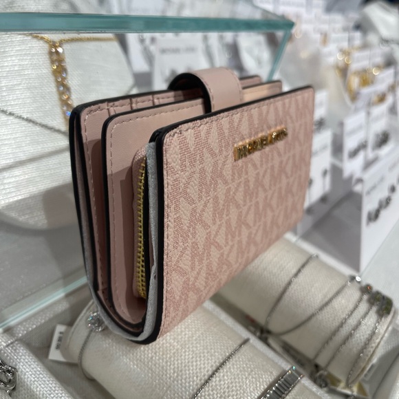MICHAEL KORS Jet Set Medm Signature Logo BiFold Zip CN Wallet
Powder Blush 
NWT - Picture 7 of 16